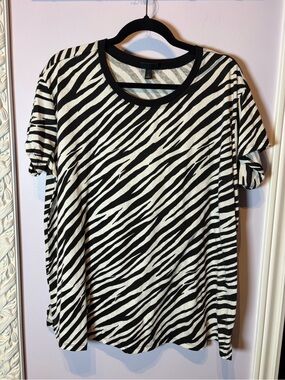 torrid Black and White Casual Zebra Animal Print Short Sleeve Tee